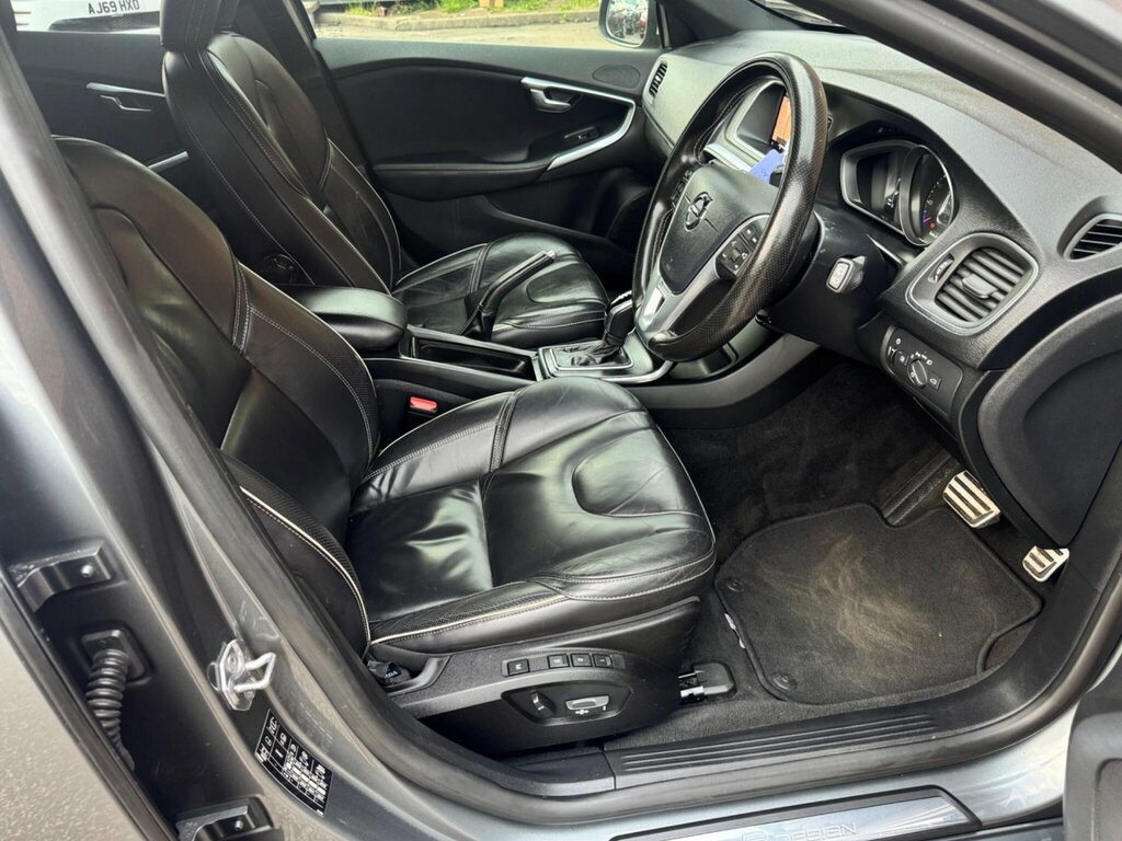 Volvo V40 Hatchback Black #24