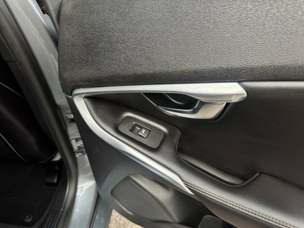 Volvo V40 Hatchback Black #45