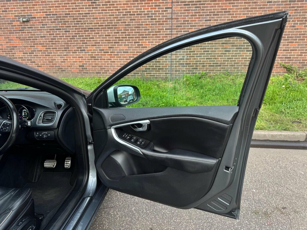 Volvo V40 Hatchback Black #37