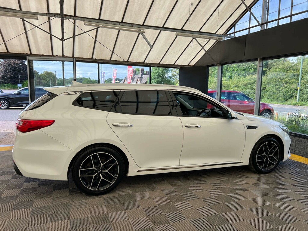 Kia Optima Estate White #5
