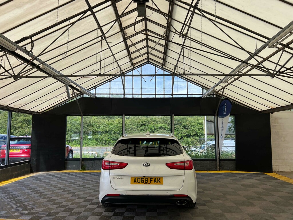 Kia Optima Estate White #4