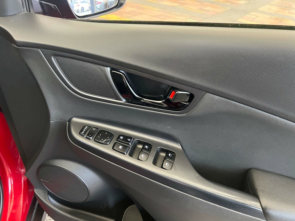 Hyundai Kona Hatchback White #10