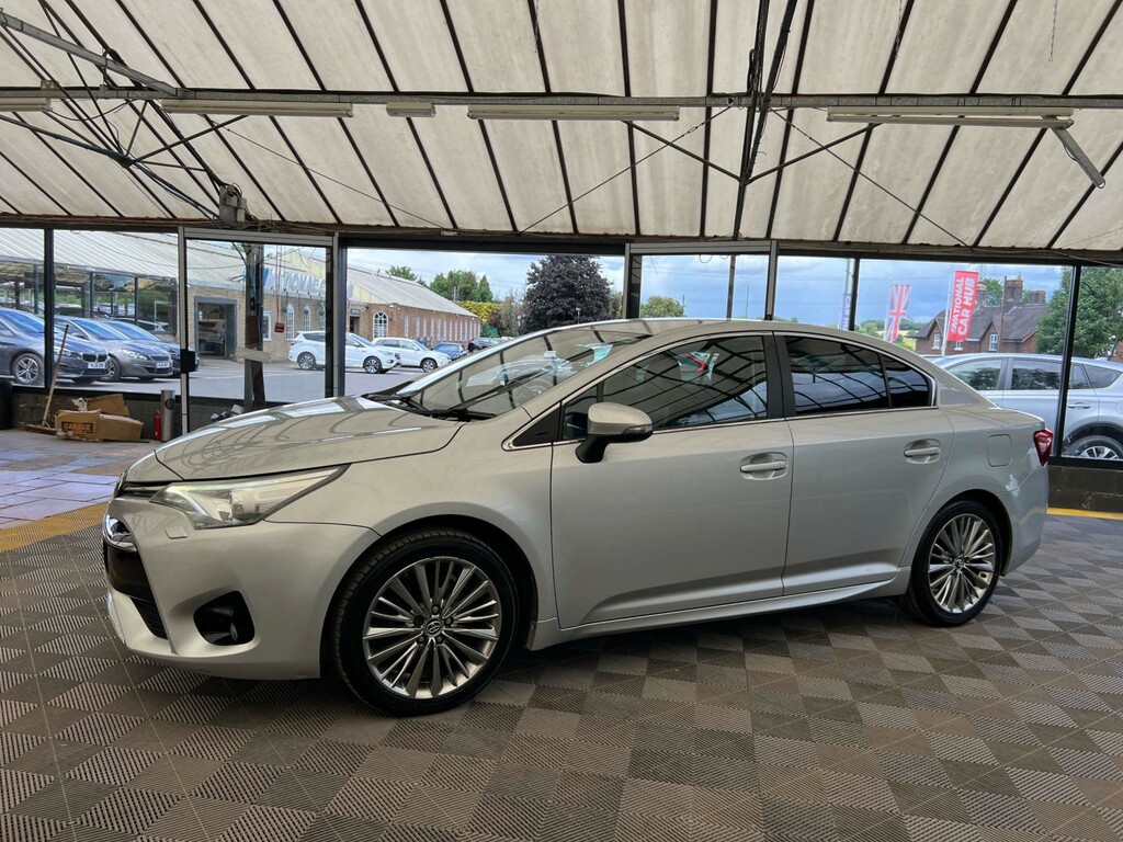 Toyota Avensis Saloon Silver #2