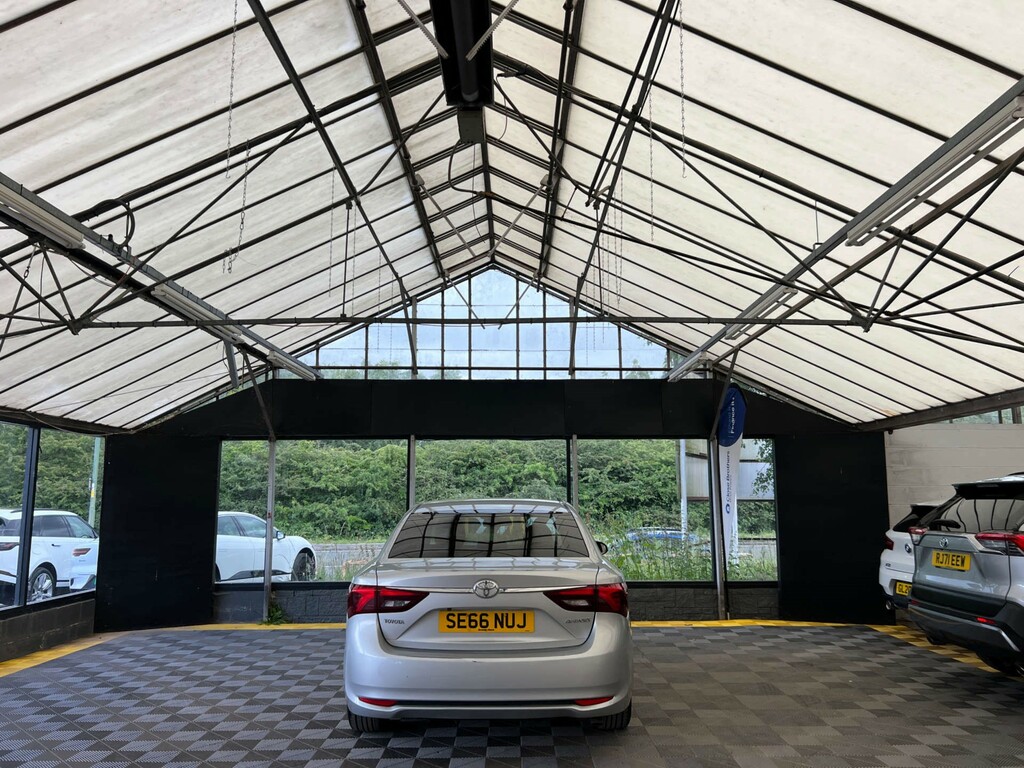 Toyota Avensis Saloon Silver #4