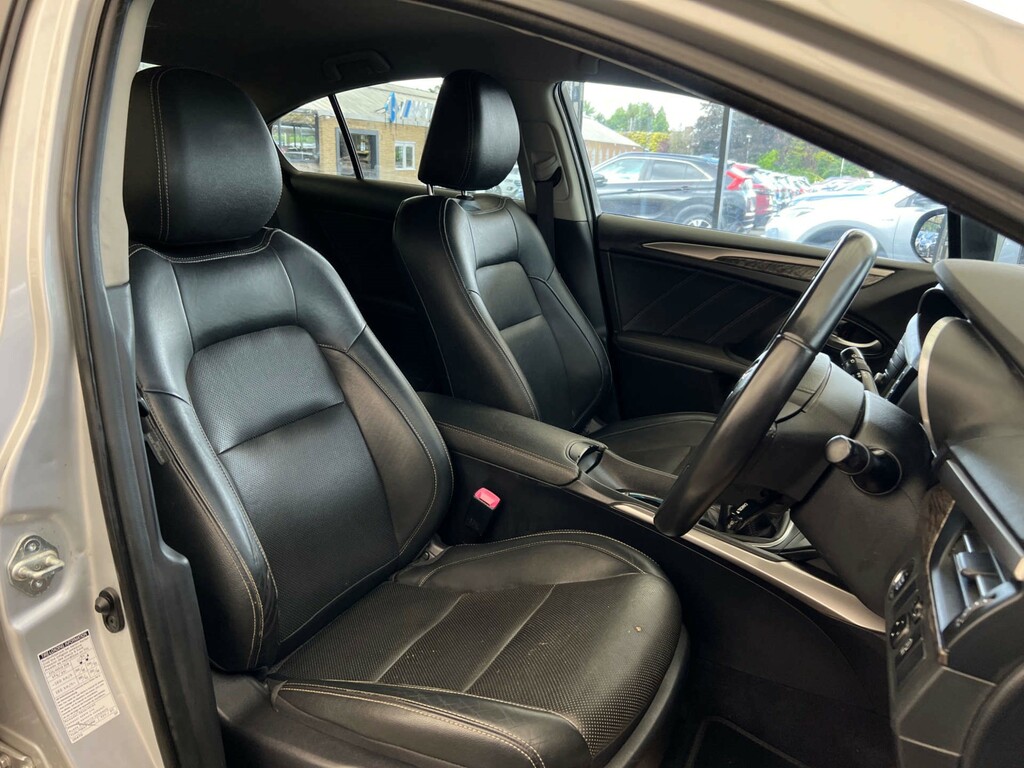 Toyota Avensis Saloon Silver #6