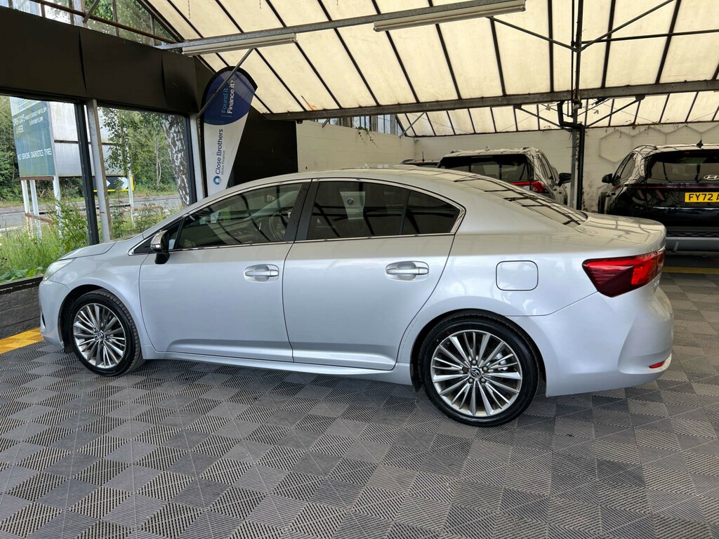 Toyota Avensis Saloon Silver #3