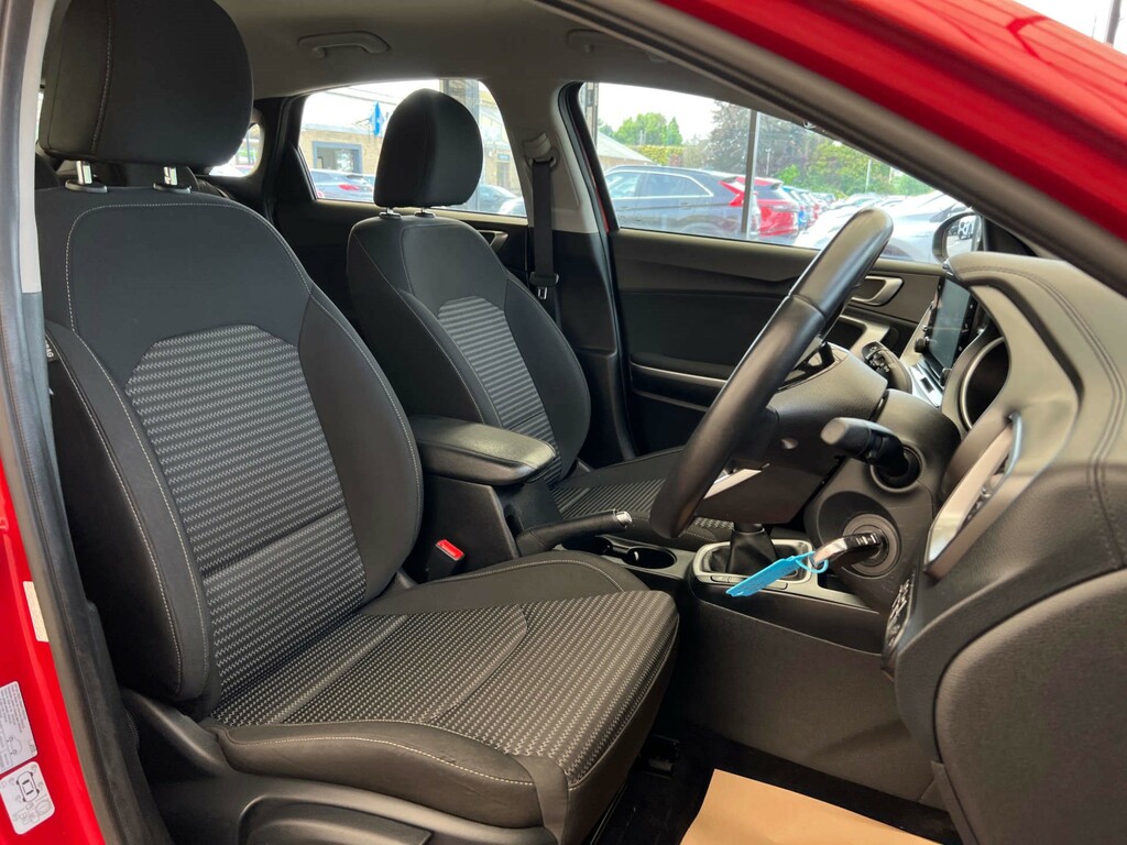 Kia Ceed Hatchback Red #4