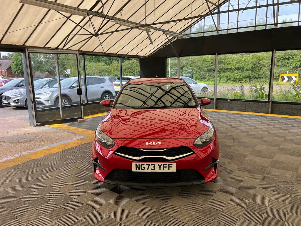 Kia Ceed Hatchback Red #2