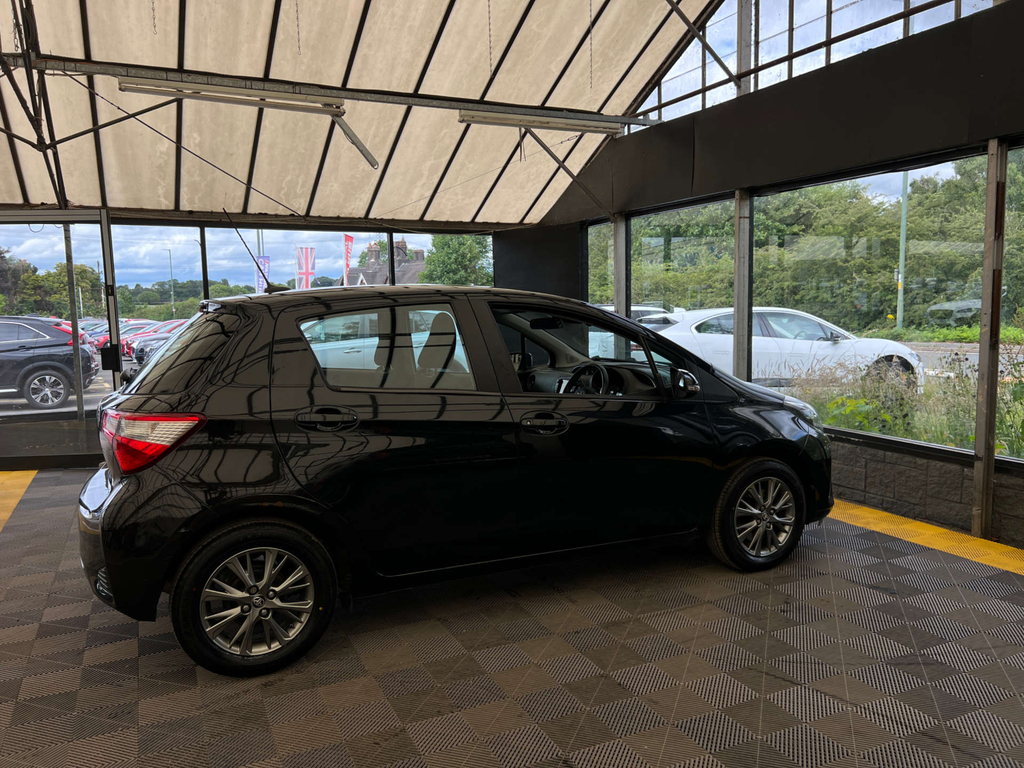 Toyota Yaris Vvt-i Icon Black #4