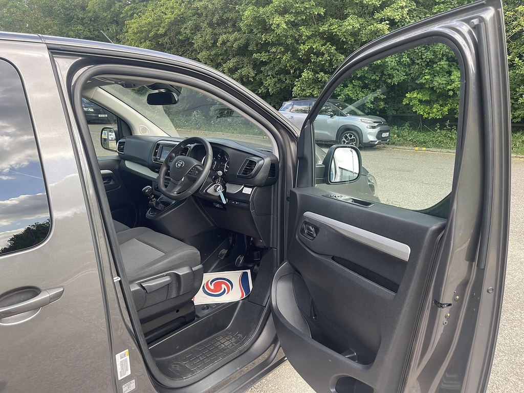 Toyota Proace Verso 1.5D Shuttle Medium Black #31