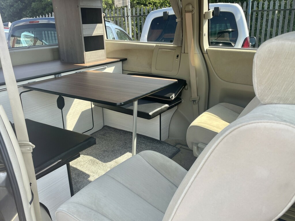 Nissan Elgrand 2.0 White #14