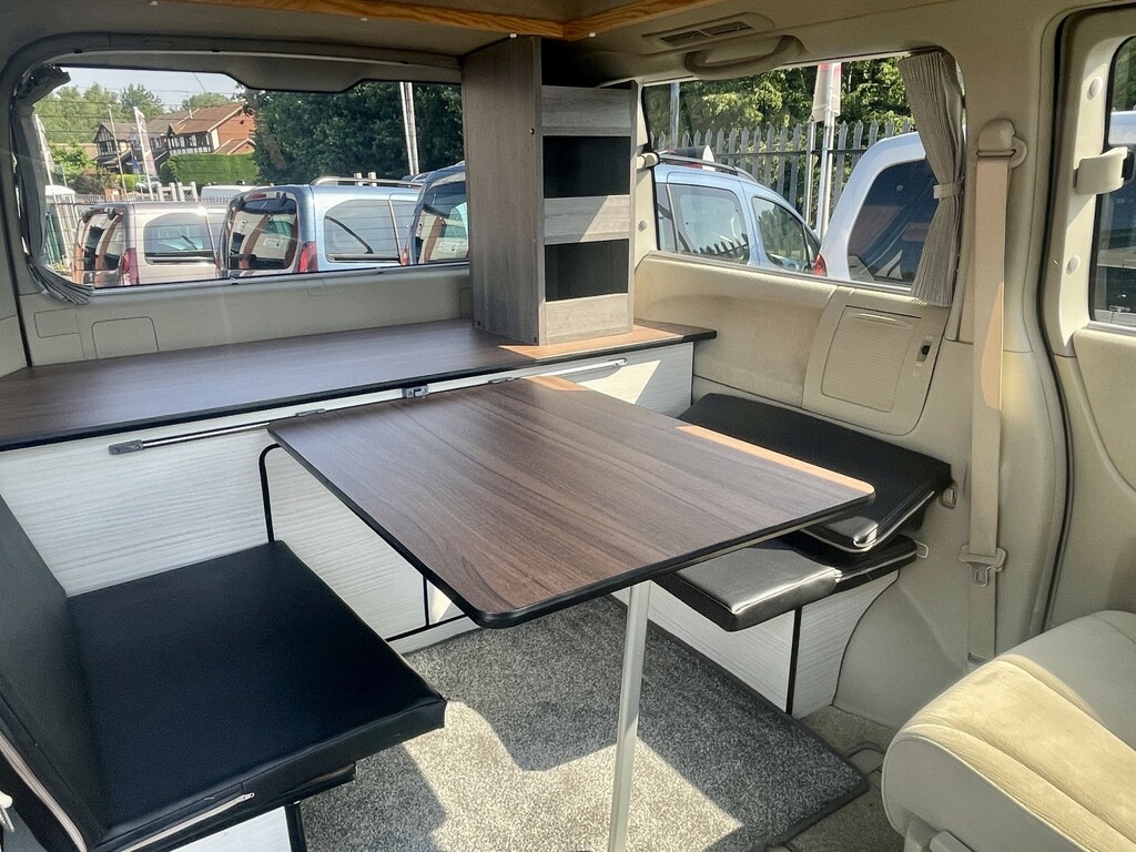 Nissan Elgrand 2.0 White #15