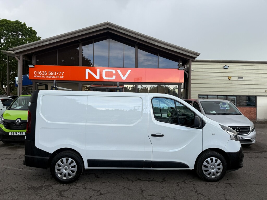 Renault Trafic Mpv White #2