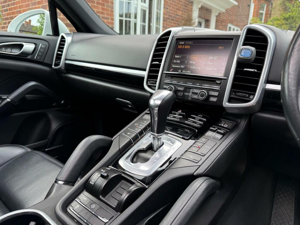 Porsche Cayenne Turbo Tiptronic S White #19