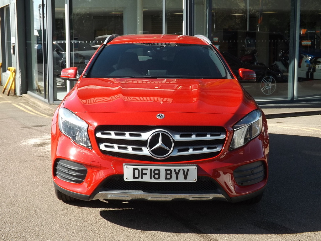 Mercedes-Benz GLA Class Gla200 Amg Line Red #2