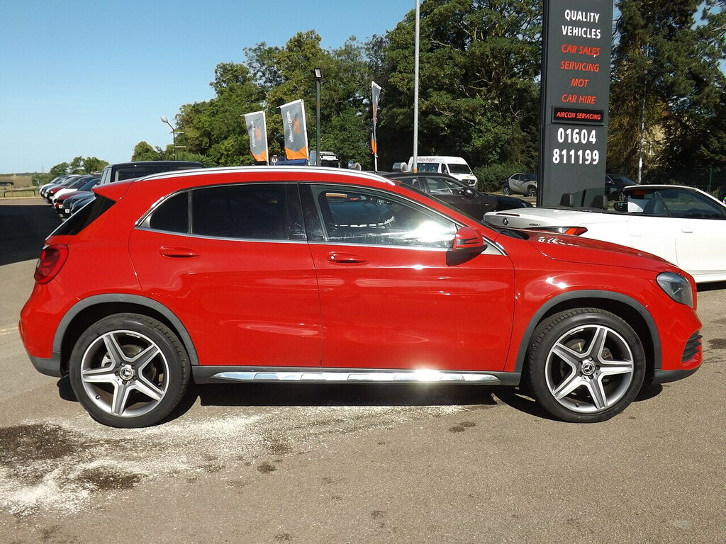 Mercedes-Benz GLA Class Gla200 Amg Line Red #4