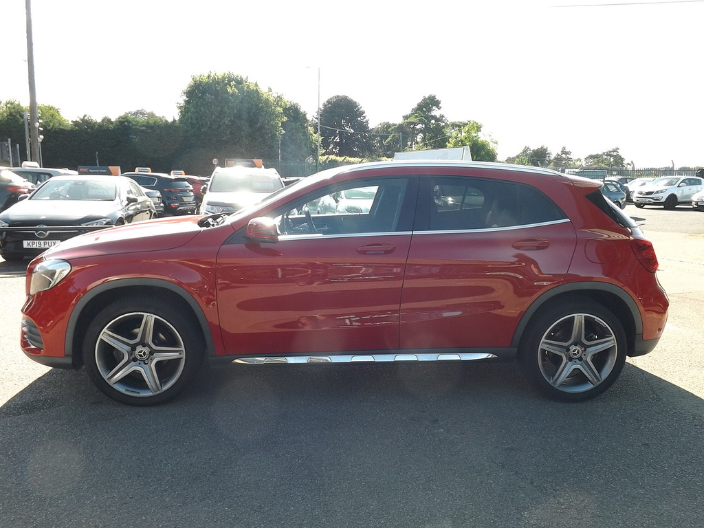 Mercedes-Benz GLA Class Gla200 Amg Line Red #5