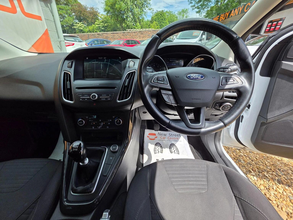 Ford Focus Hatchback 1.0T Ecoboost Titanium Euro 6 Ss WF67XWL White #4