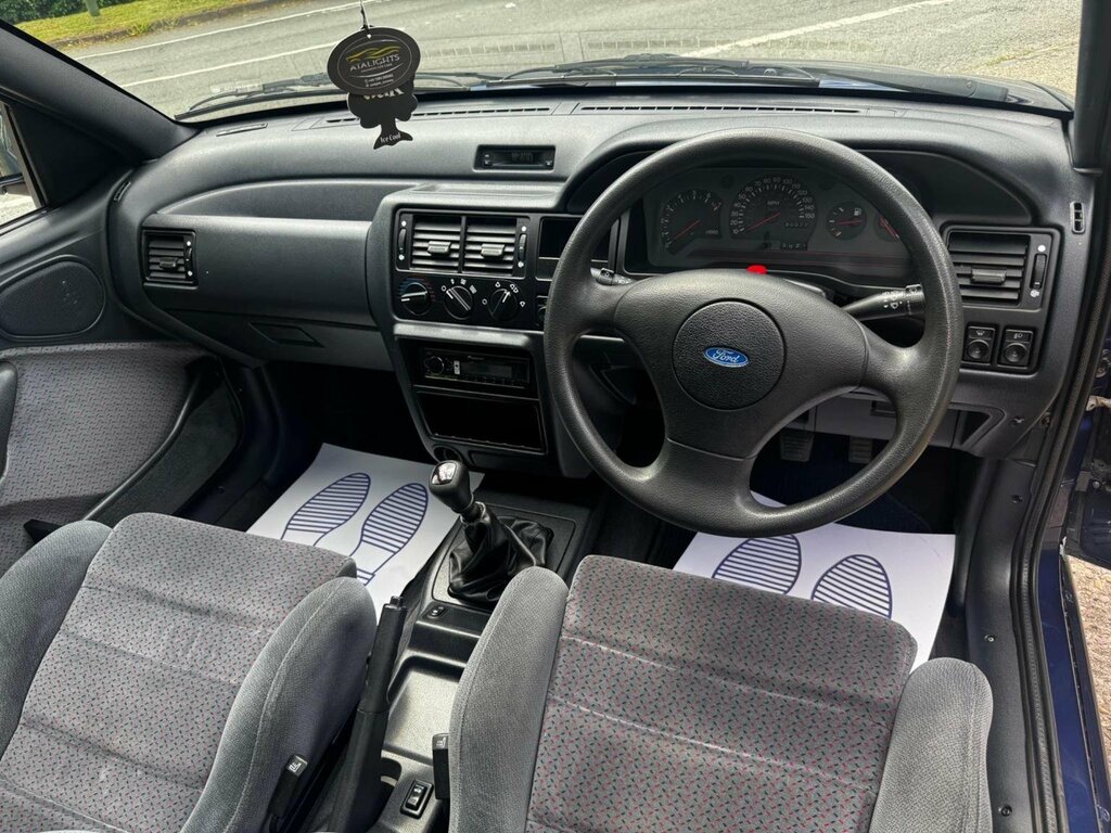 Ford Escort L Red #89