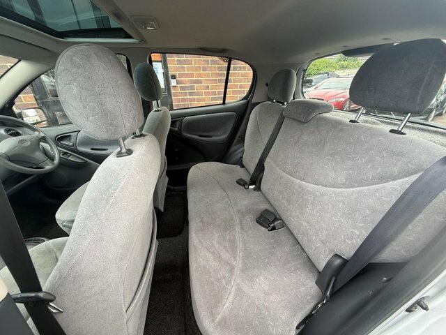 Toyota Yaris 1.0 Vvt-i 16V S Silver #31