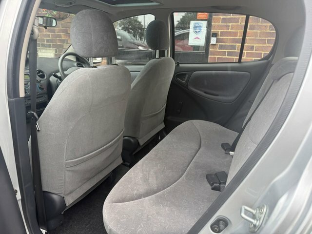 Toyota Yaris 1.0 Vvt-i 16V S Silver #32