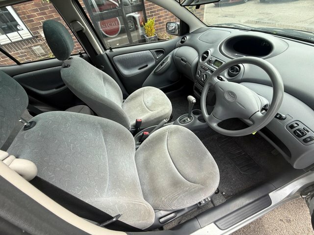 Toyota Yaris 1.0 Vvt-i 16V S Silver #18
