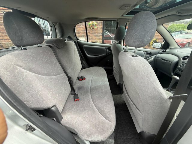 Toyota Yaris 1.0 Vvt-i 16V S Silver #38