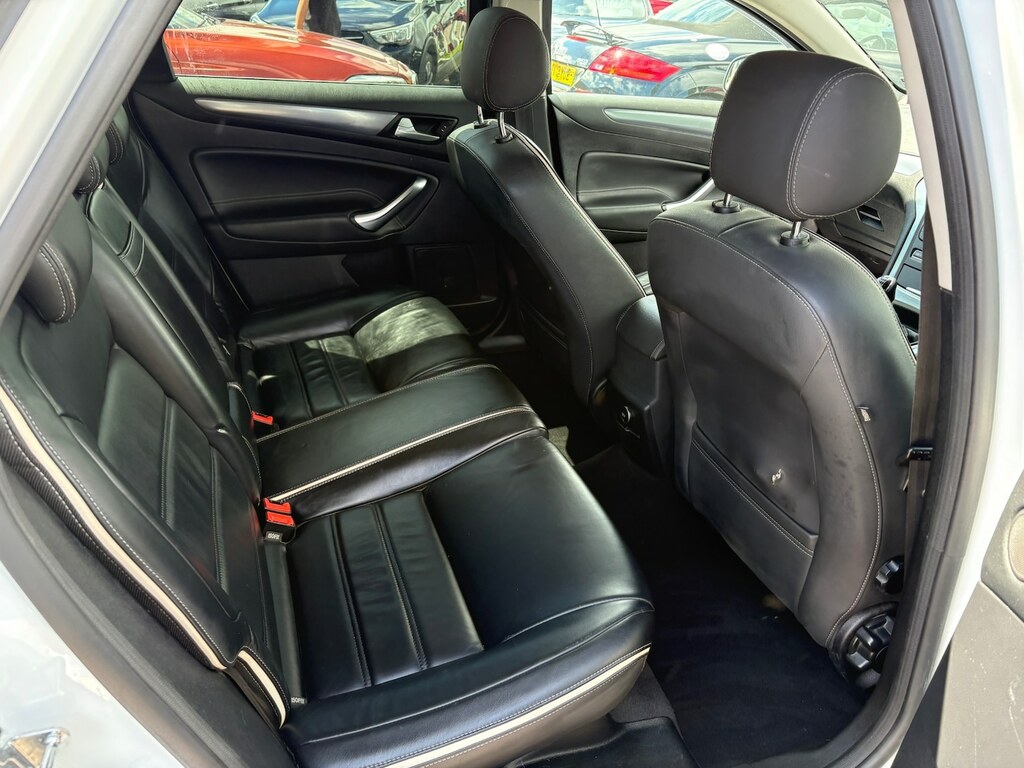 Ford Mondeo Hatchback Silver #17