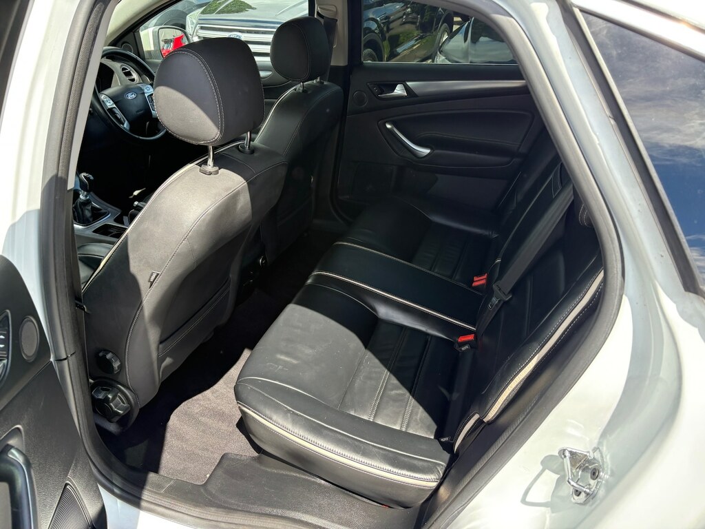 Ford Mondeo Hatchback Silver #16
