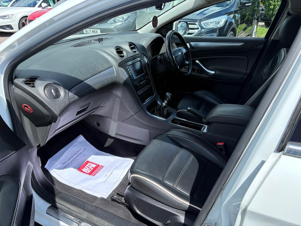 Ford Mondeo Hatchback Silver #15
