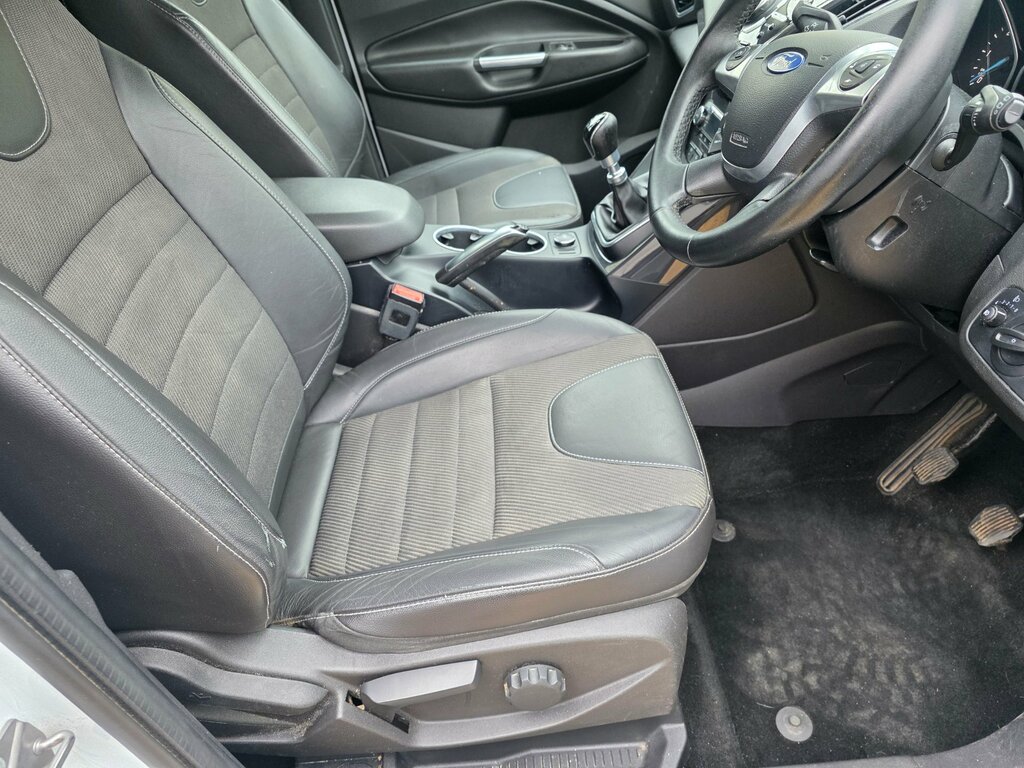 Ford Kuga 2.0 Tdci Titanium Suv 2Wd Euro 6 WM15DYD White #6
