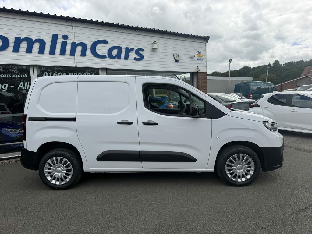 Toyota Proace City Diesel White #4