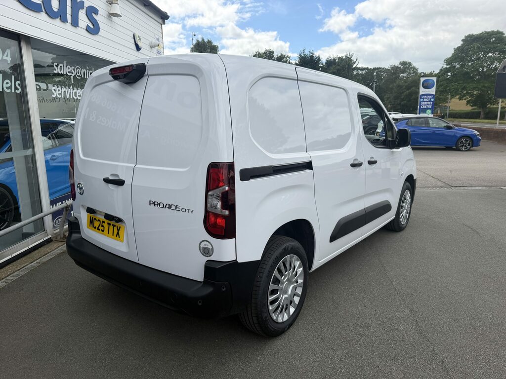 Toyota Proace City Diesel White #5