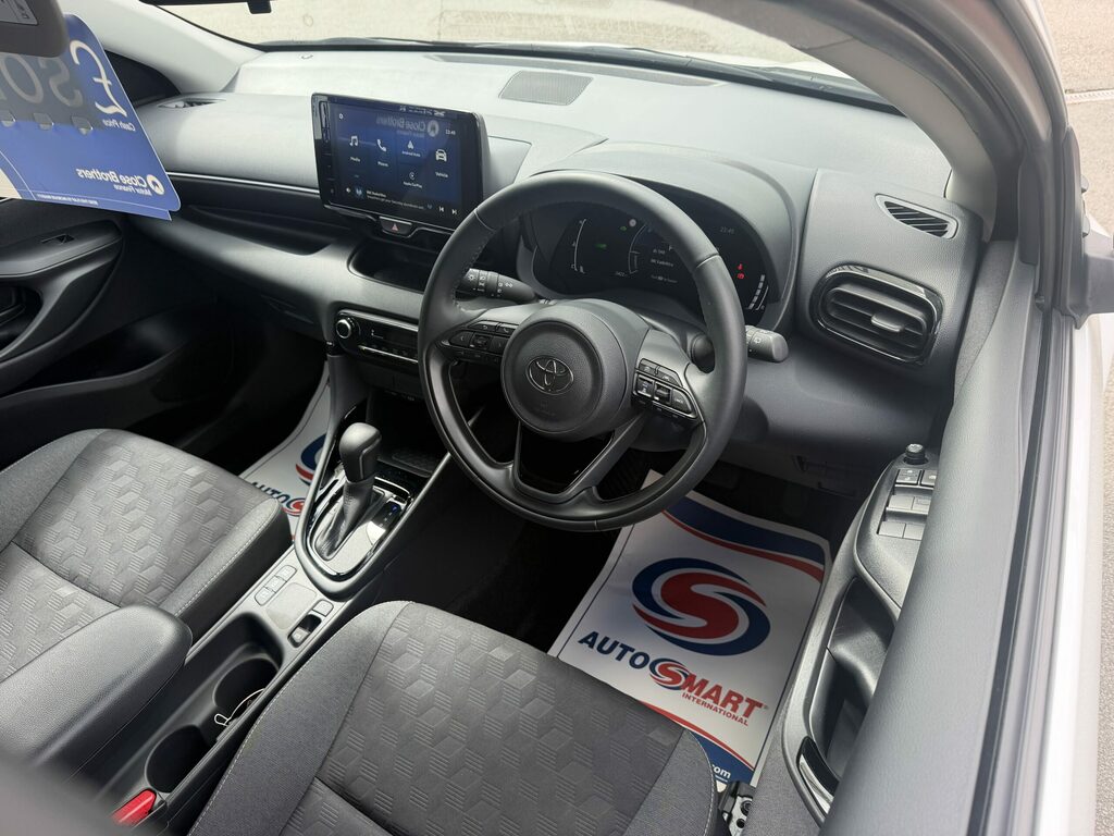 Toyota Yaris Hybrid PK74NFM White #5