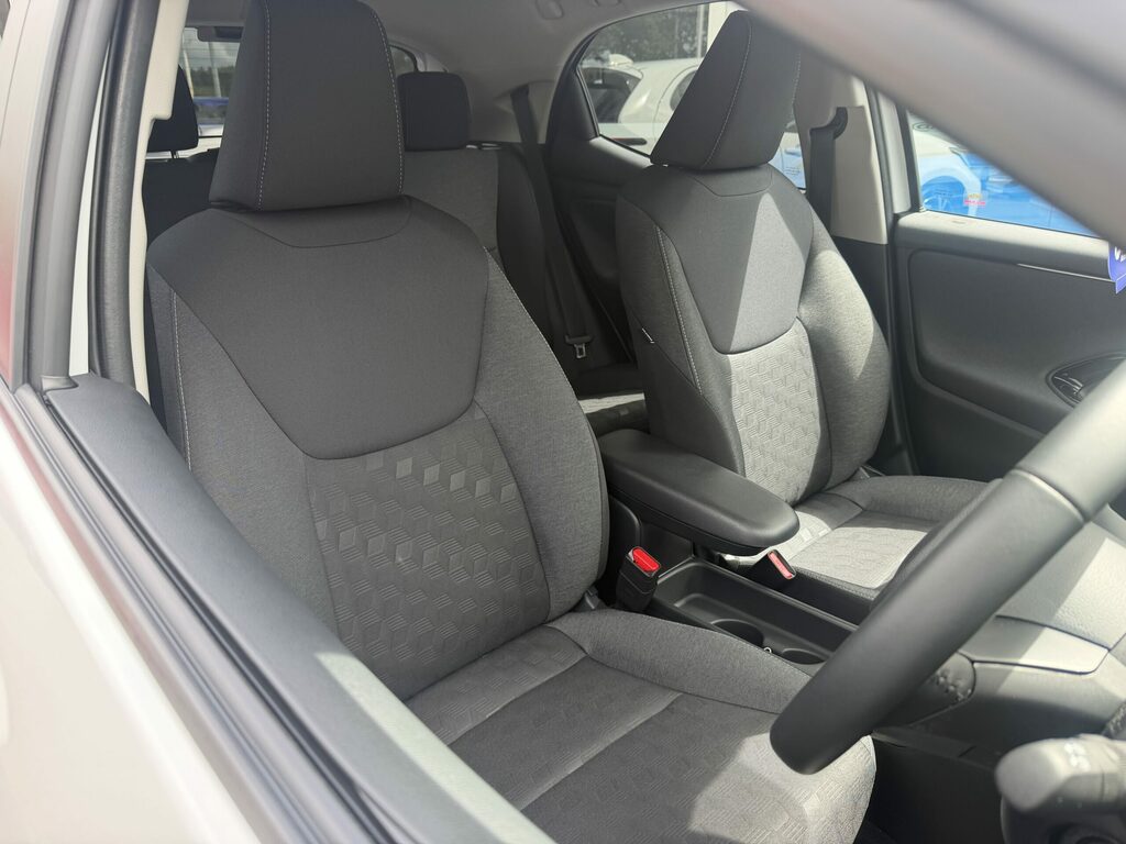 Toyota Yaris Hybrid PK74NFM White #6