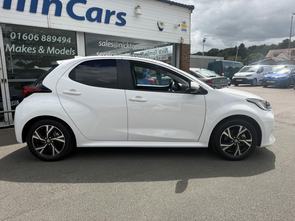 Toyota Yaris Hybrid PK74NFM White #4