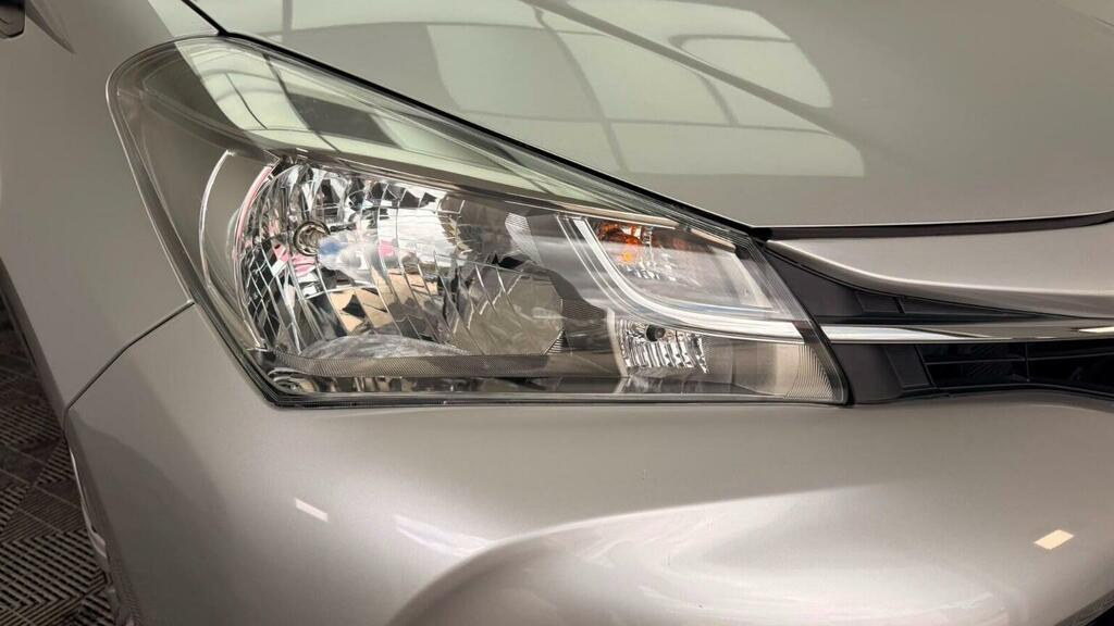Toyota Yaris Excel White #38
