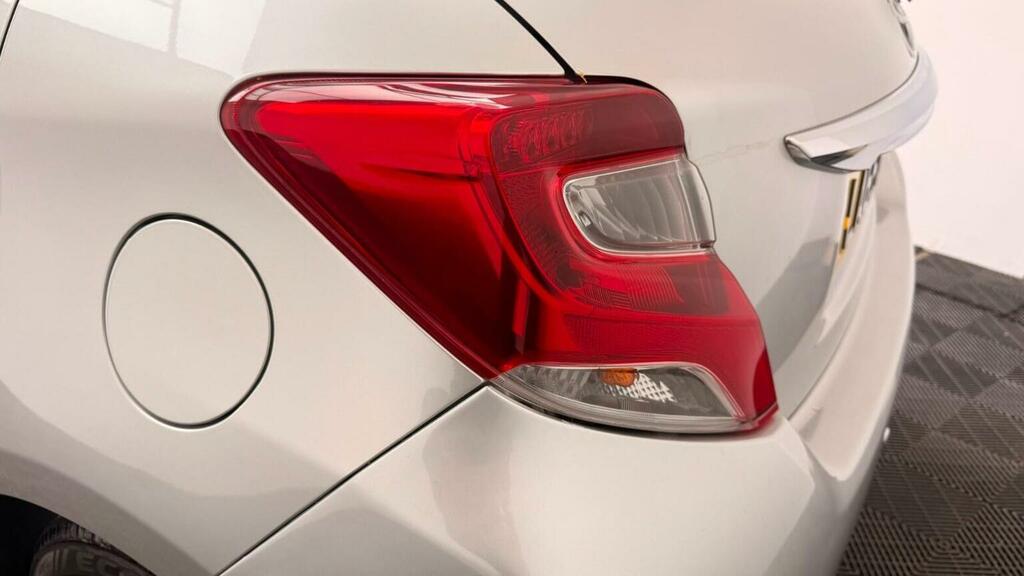Toyota Yaris Excel White #37