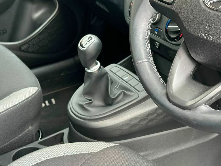 Hyundai I10 Hatchback White #24