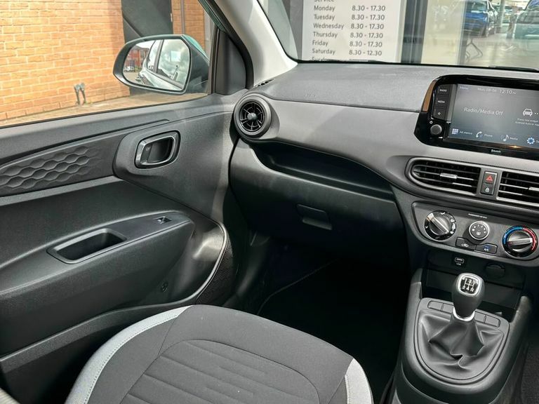 Hyundai I10 Hatchback White #25