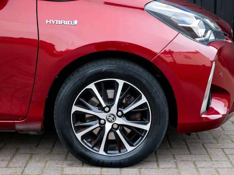 Toyota Yaris Icon Tech Red #13