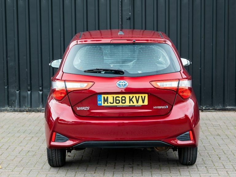 Toyota Yaris Icon Tech Red #8