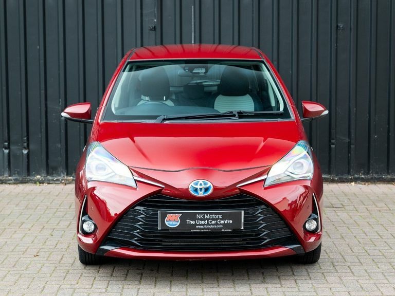 Toyota Yaris Icon Tech Red #4