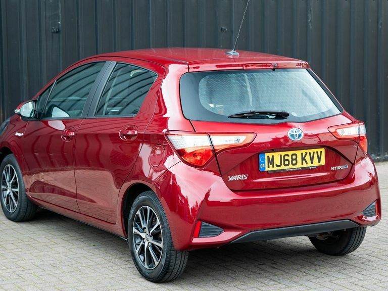 Toyota Yaris Icon Tech Red #7