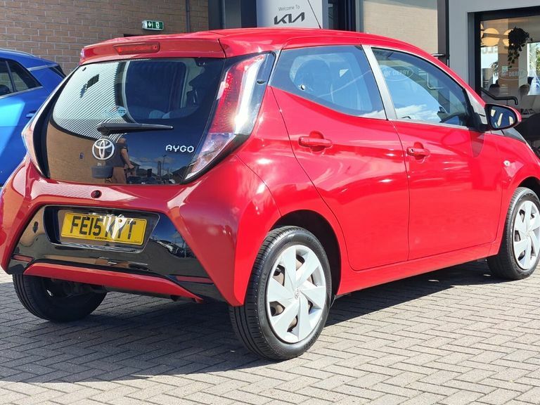 Toyota Aygo 1.0 Vvt-i X-play Red #4
