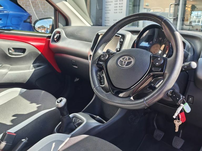 Toyota Aygo Hatchback 1.0 Red #9