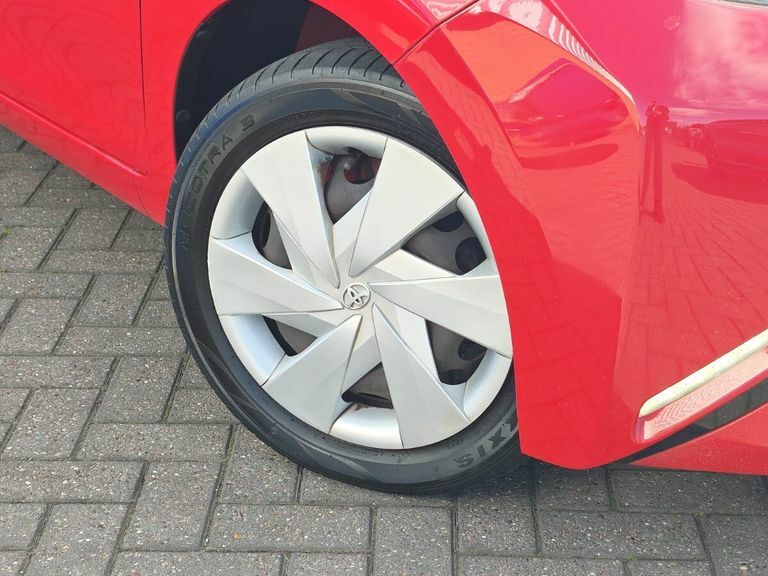 Toyota Aygo Hatchback 1.0 Red #8