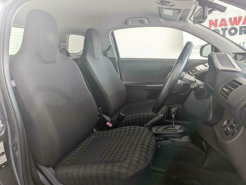 Toyota IQ 3 Silver #8