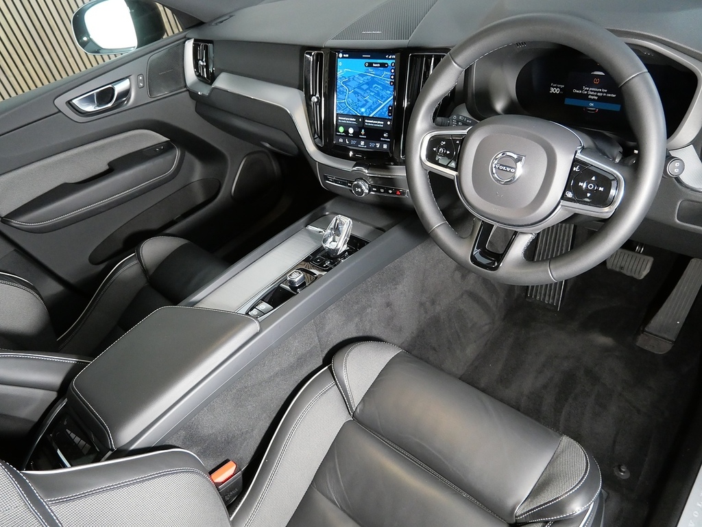 Volvo XC60 2.0 B5 Mhev Plus Suv Hybrid Awd Eu Black #3