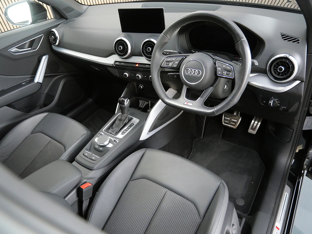 Audi Q2 1.5 Tfsi Cod 35 Black Edition Suv S Tro WG23PYF Black #3